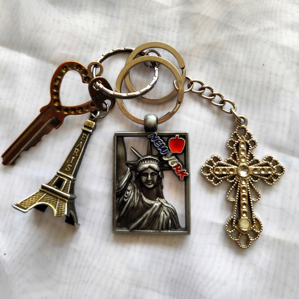 4/$50⭐️Bundle of 4 souvenir keychains